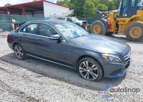 2015 Mercedes-Benz C 300 4Matic z USA, uszkodzony, nr VIN 55SWF4KB4FU030464